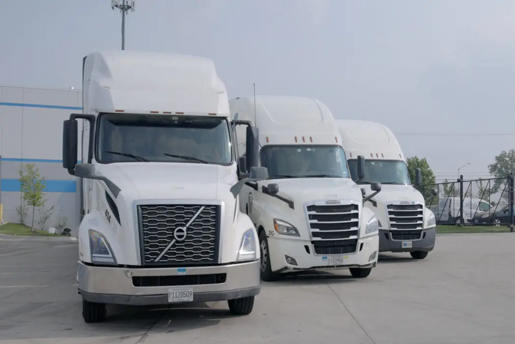 3 trucks of a 3pl Logistics company that offers 3pl partnership